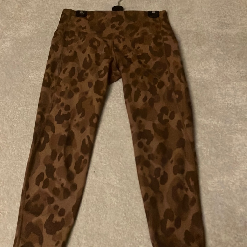 Brown leprosariums print leggings